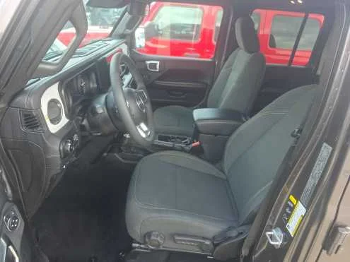 Used 2025 Granite Crystal Metallic Clearcoat Jeep Sahara image 6