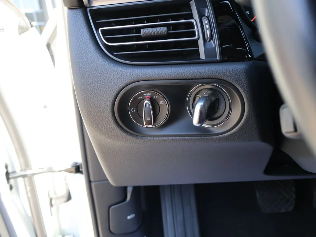 Used 2020  Porsche Base image 33