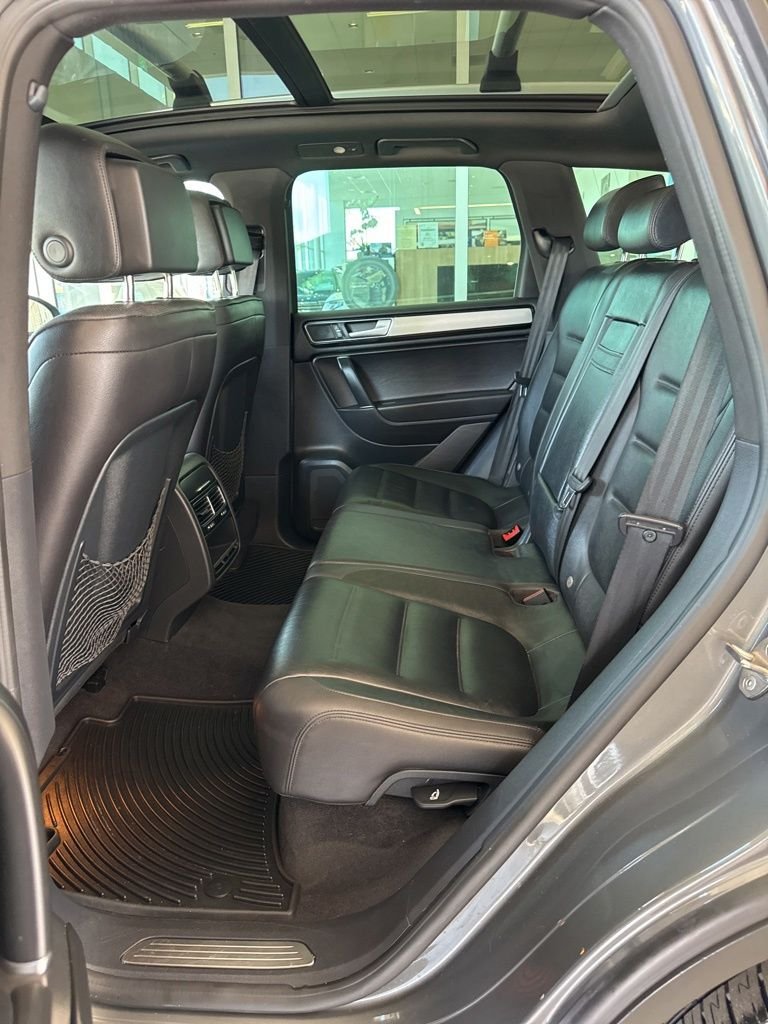 Used 2017 Gray Volkswagen V6 image 9