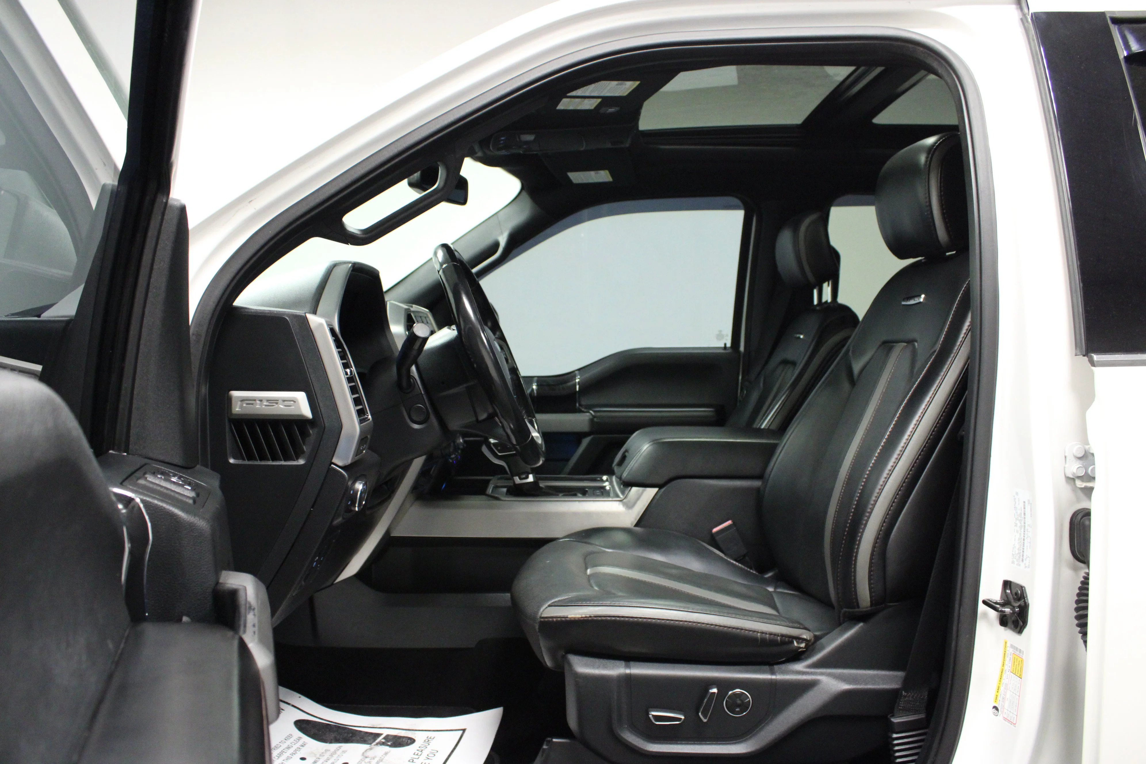 Used 2018 White Platinum Metallic Tri-Coat Ford Platinum image 12