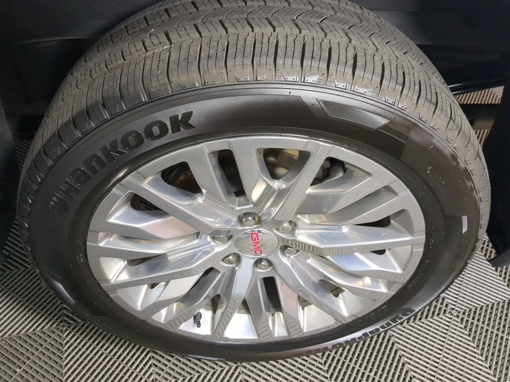 Used 2022 White GMC Denali image 17