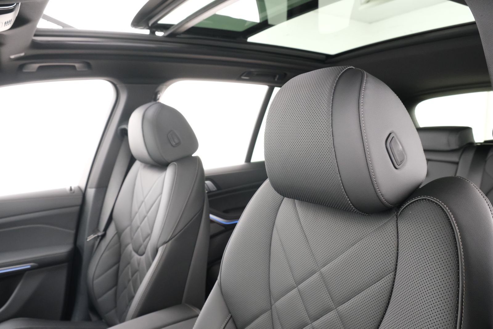 New 2026 Black Sapphire Metallic BMW xDrive40i image 46