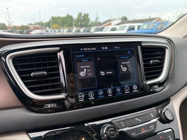 Used 2018 Gray Chrysler Touring L image 9