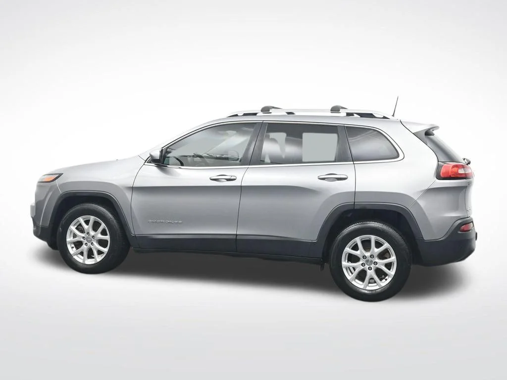Used 2017 Billet Silver Metallic Clearcoat Jeep Latitude image 9