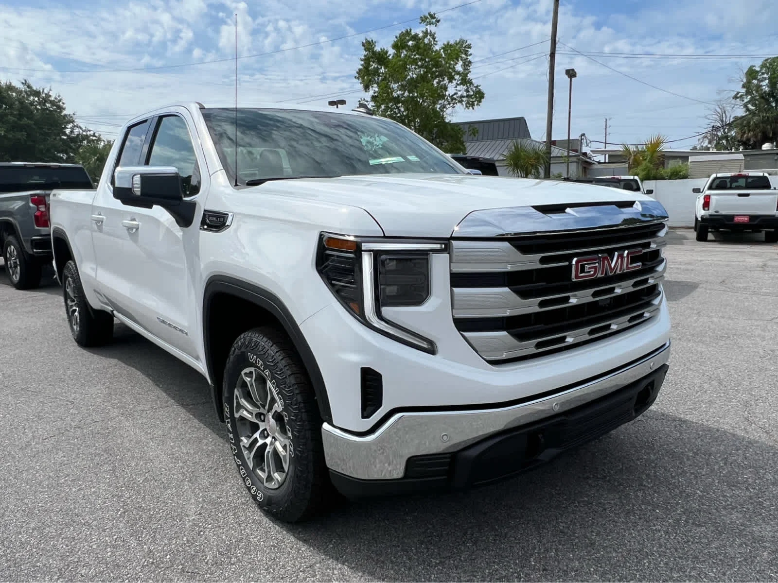 New 2026 Summit White GMC SLE image 2