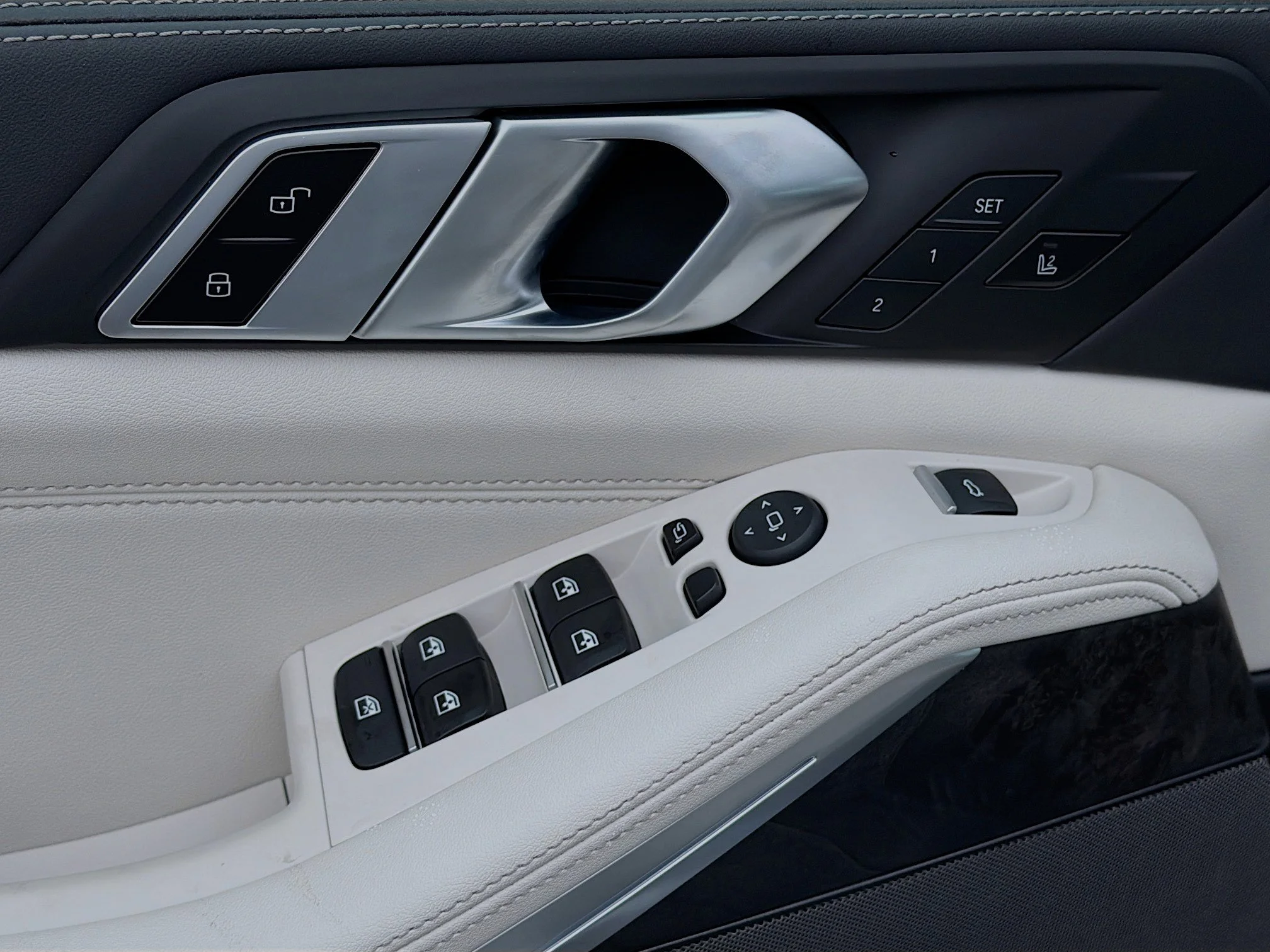 New 2026 Mineral White Metallic BMW xDrive40i image 22