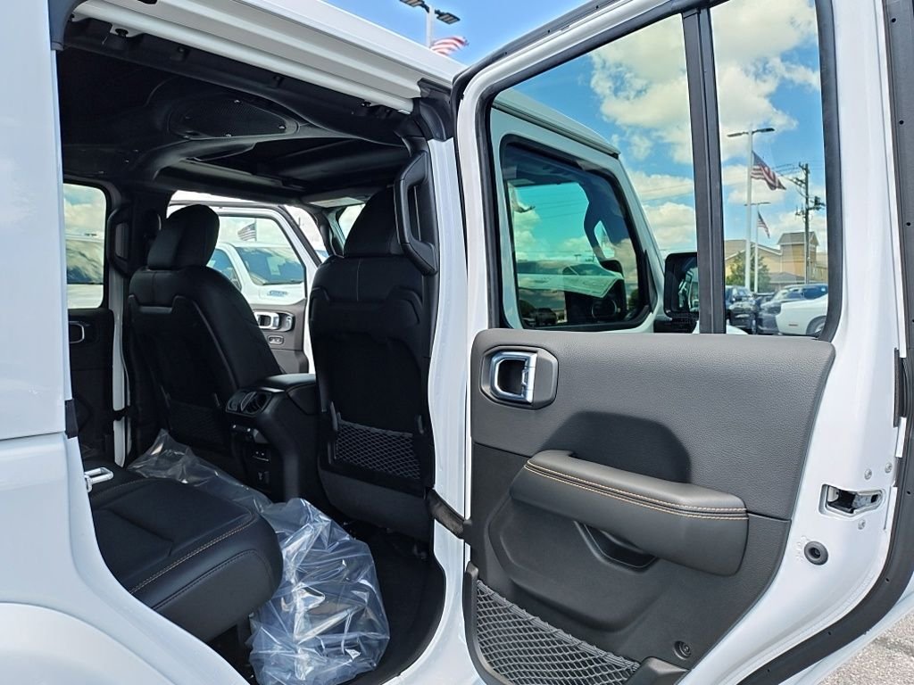 New 2026 Bright White Clear-Coat Exterior Paint Jeep Sahara image 36