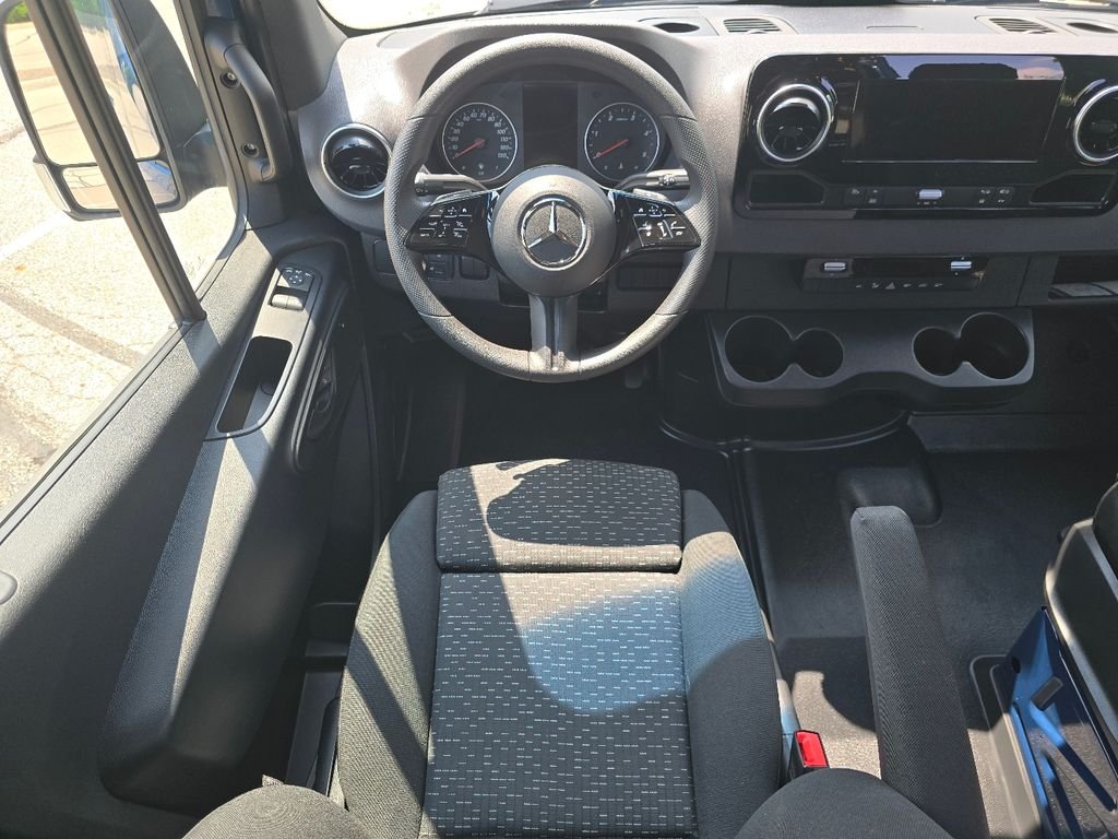 Used 2025  Mercedes-Benz Cargo 144 WB image 19