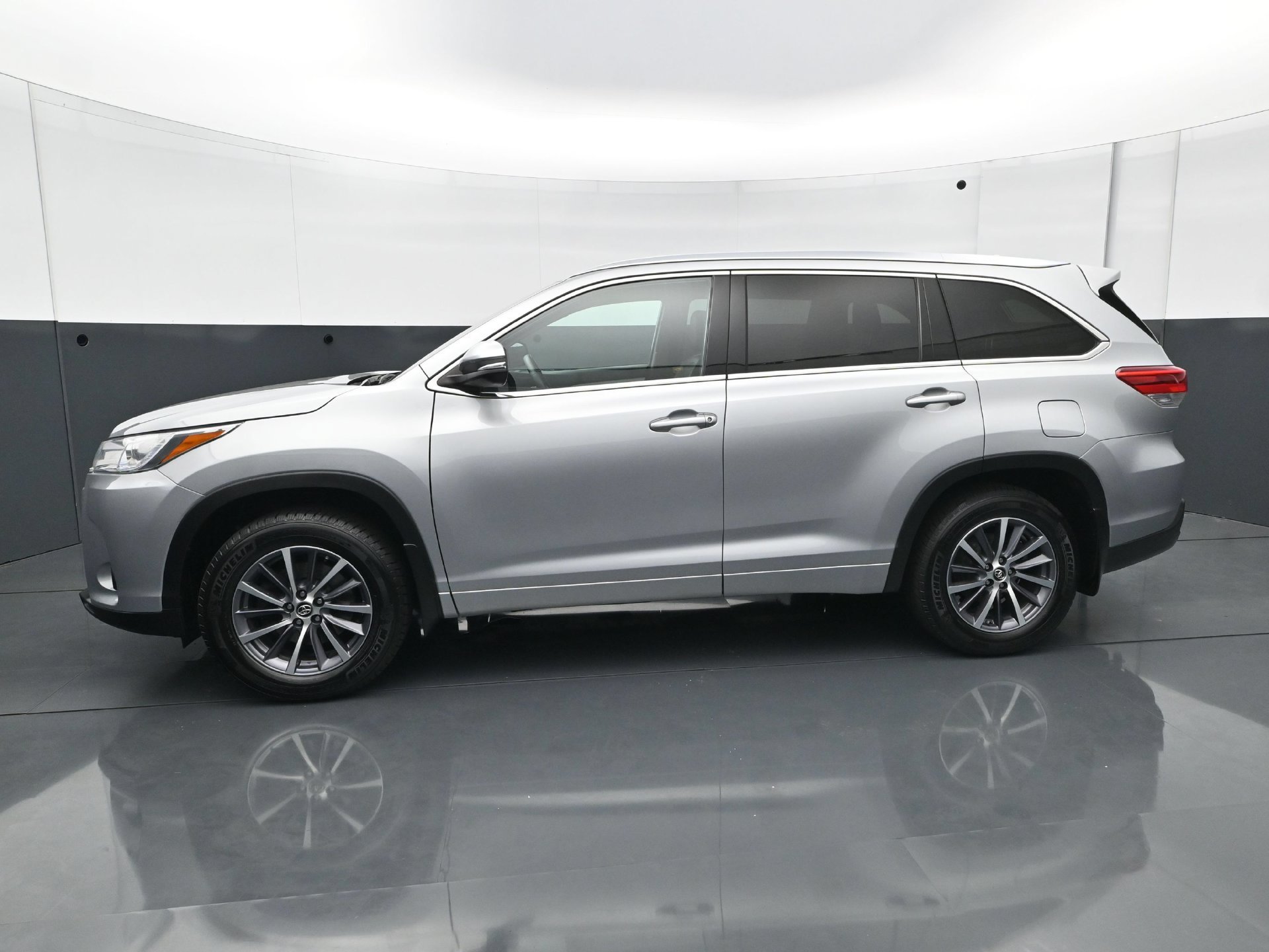 Used 2018 Toyota Highlander XLE with VIN 5TDJZRFH6JS530225 for sale in South Saint Paul, Minnesota