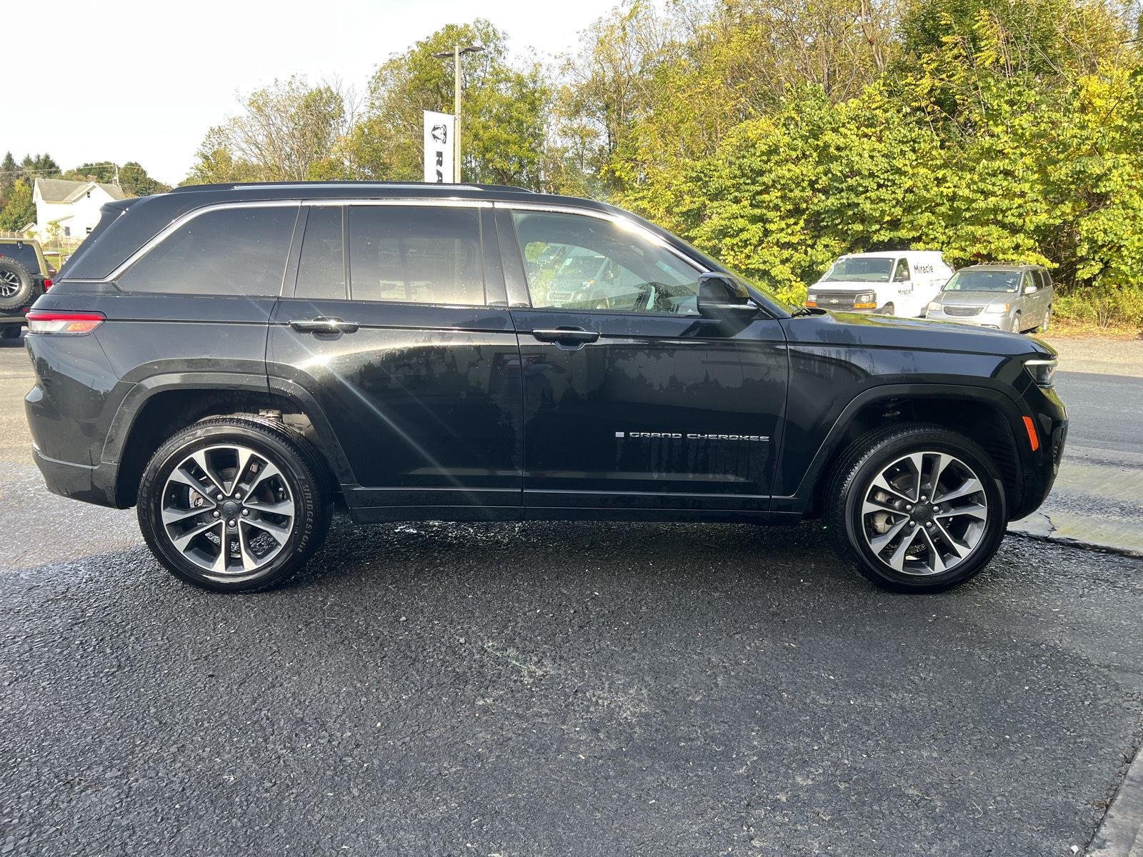 Used 2022 Diamond Black Crystal Pearlcoat Jeep Overland image 2