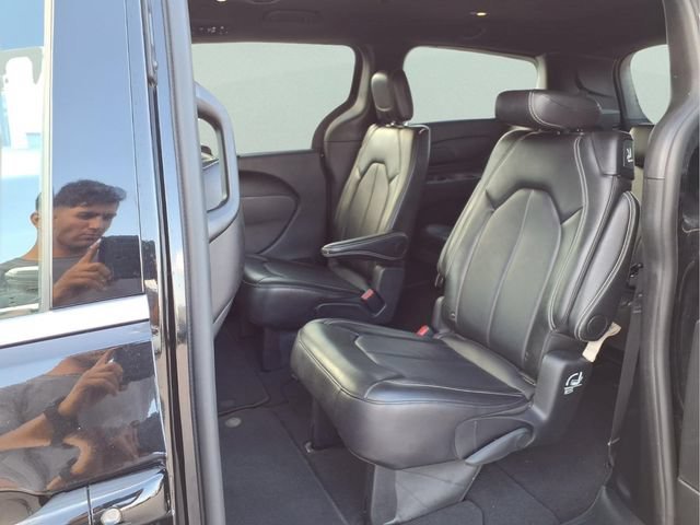 Used 2025  Chrysler Select image 18