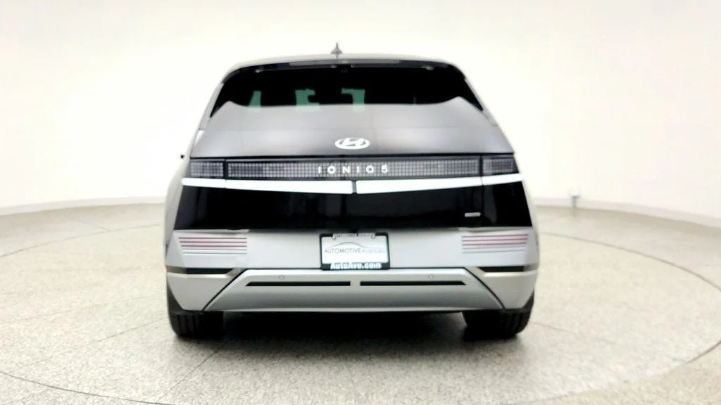 Used 2024 Abyss Black Hyundai Limited AWD Long Range image 6