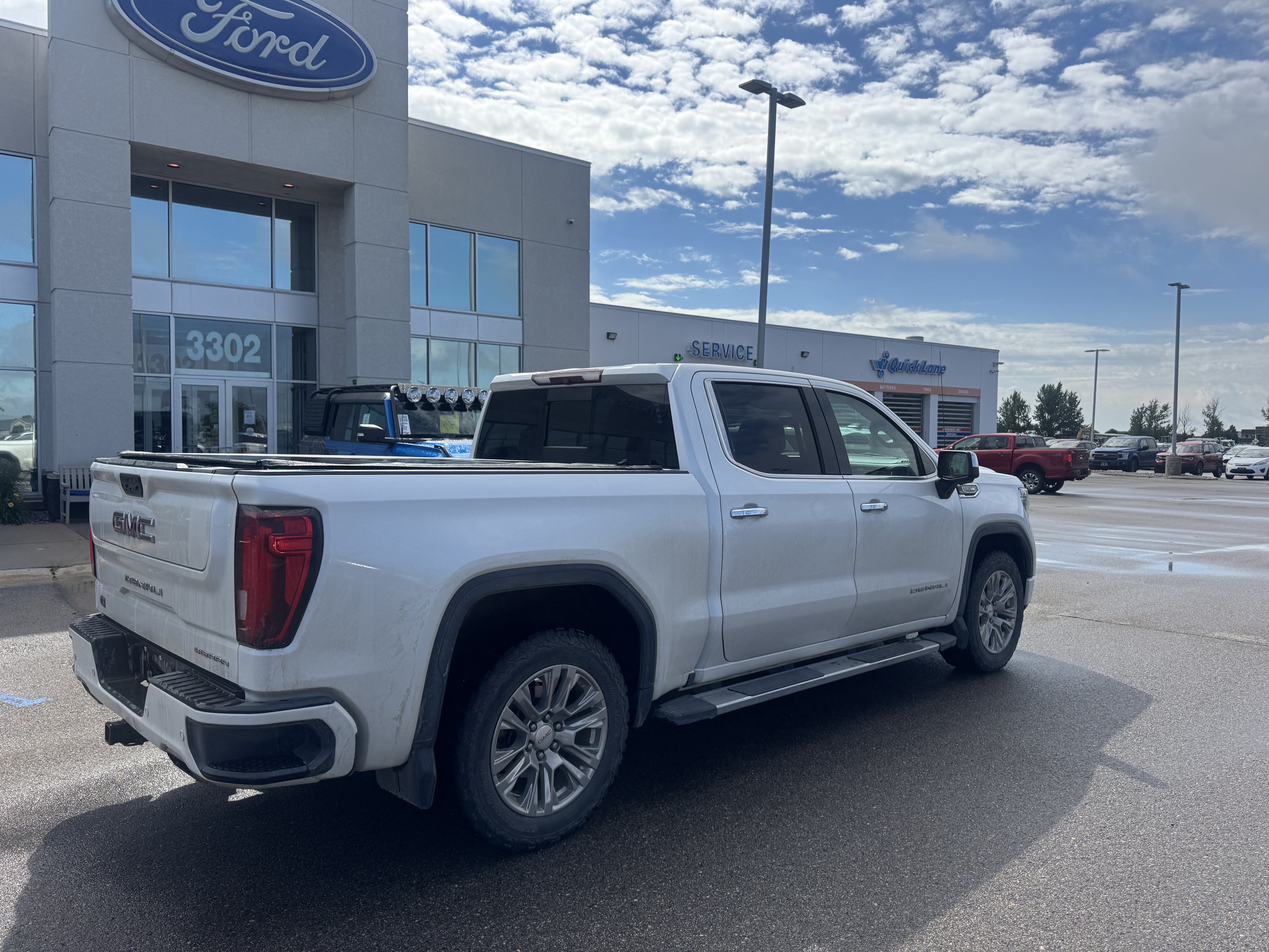 Used 2019 White Frost Tricoat GMC Denali image 4