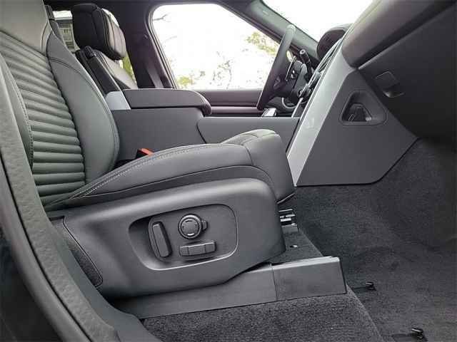 New 2025 Santorini Black Land Rover Metropolitan Edition image 22