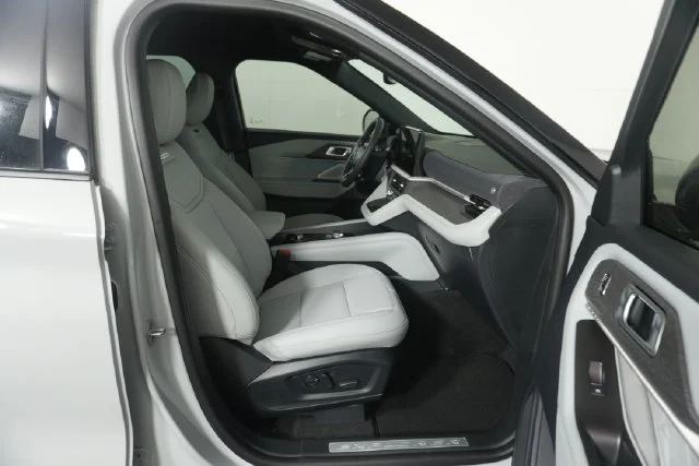 New 2027 Avalanche Gray Ford Platinum™ image 34