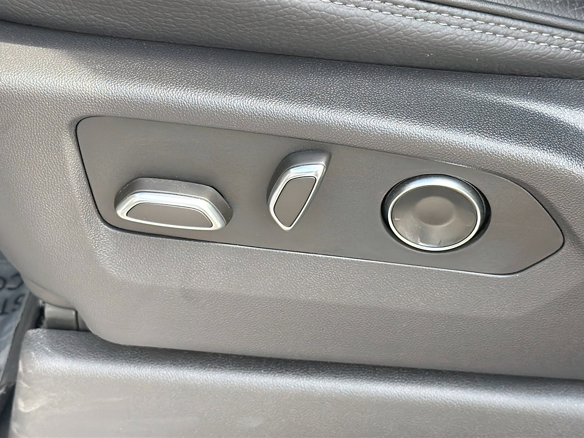Used 2025 White Frost Tricoat GMC Denali image 24