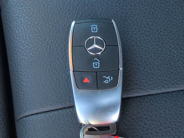 Used 2025 Mountain Grey Metallic Mercedes-Benz GLB 250 image 38