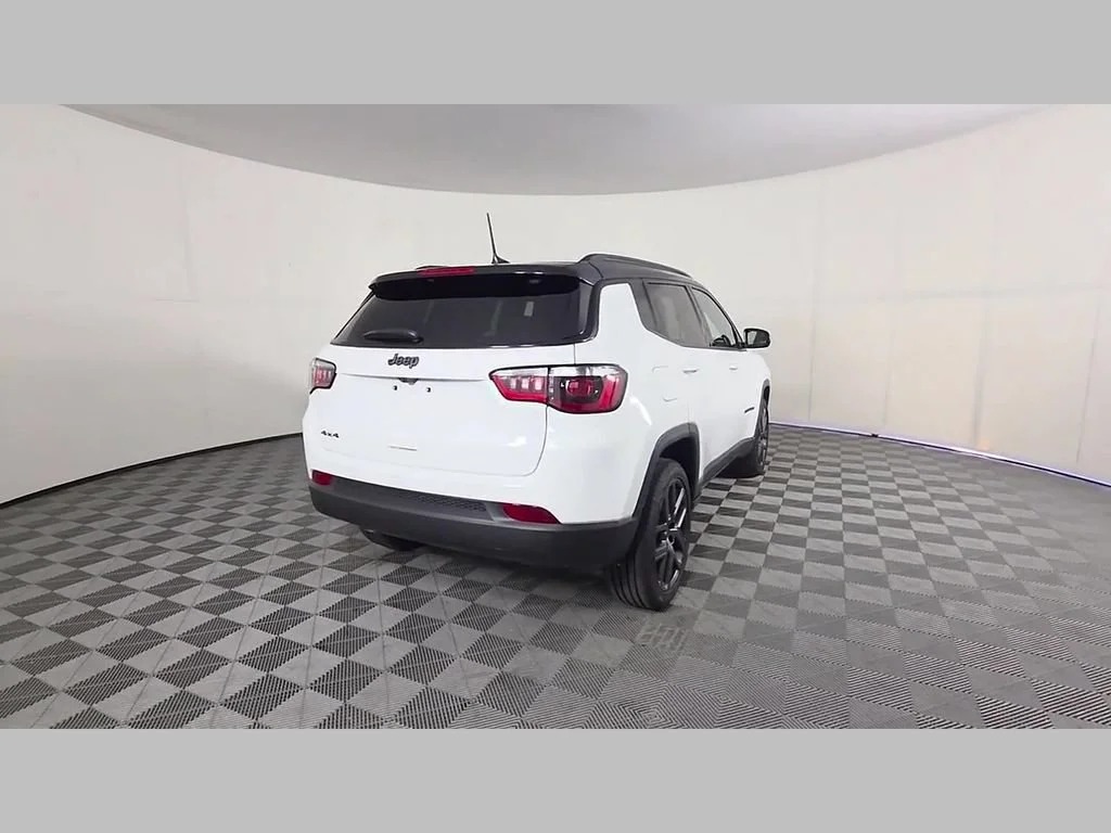 New 2026 Bright White Clear-Coat Exterior Paint Jeep Limited Altitude image 25