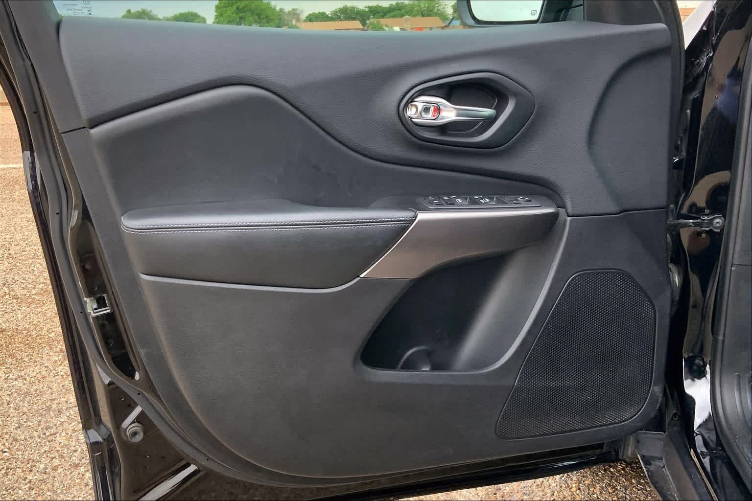 Used 2019 Diamond Black Crystal Pearlcoat Jeep Latitude Plus image 22