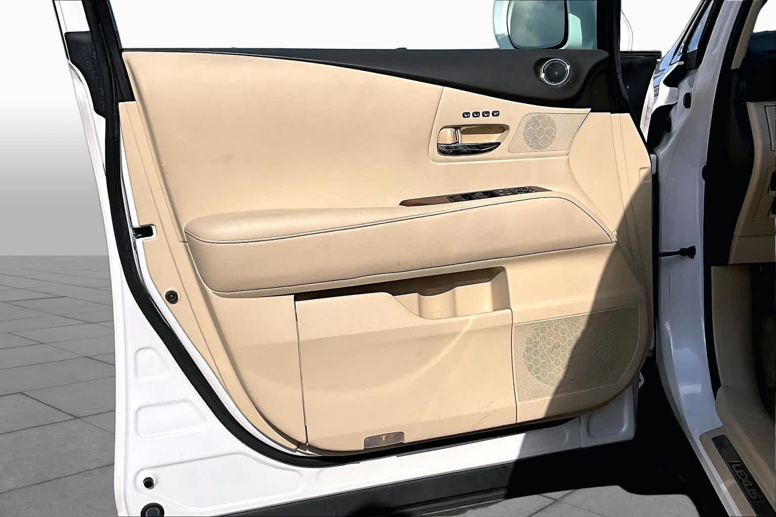 Used 2013 Starfire Pearl Lexus  image 21