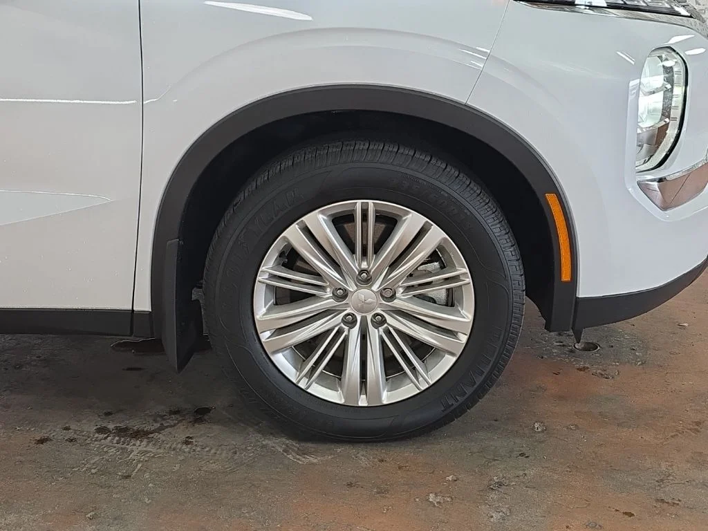 Used 2023 White Mitsubishi ES image 22