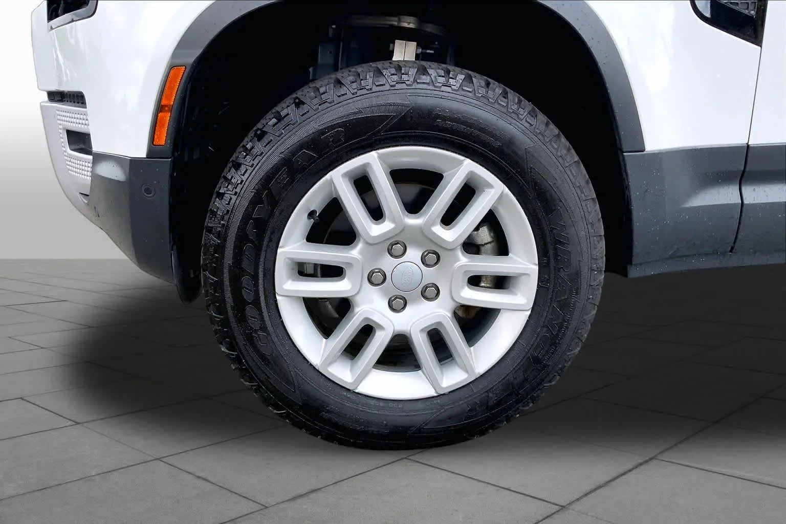 Used 2024 Fuji White Land Rover S image 11