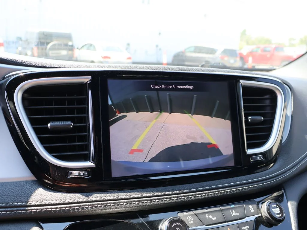 Used 2025 White Chrysler Limited image 34