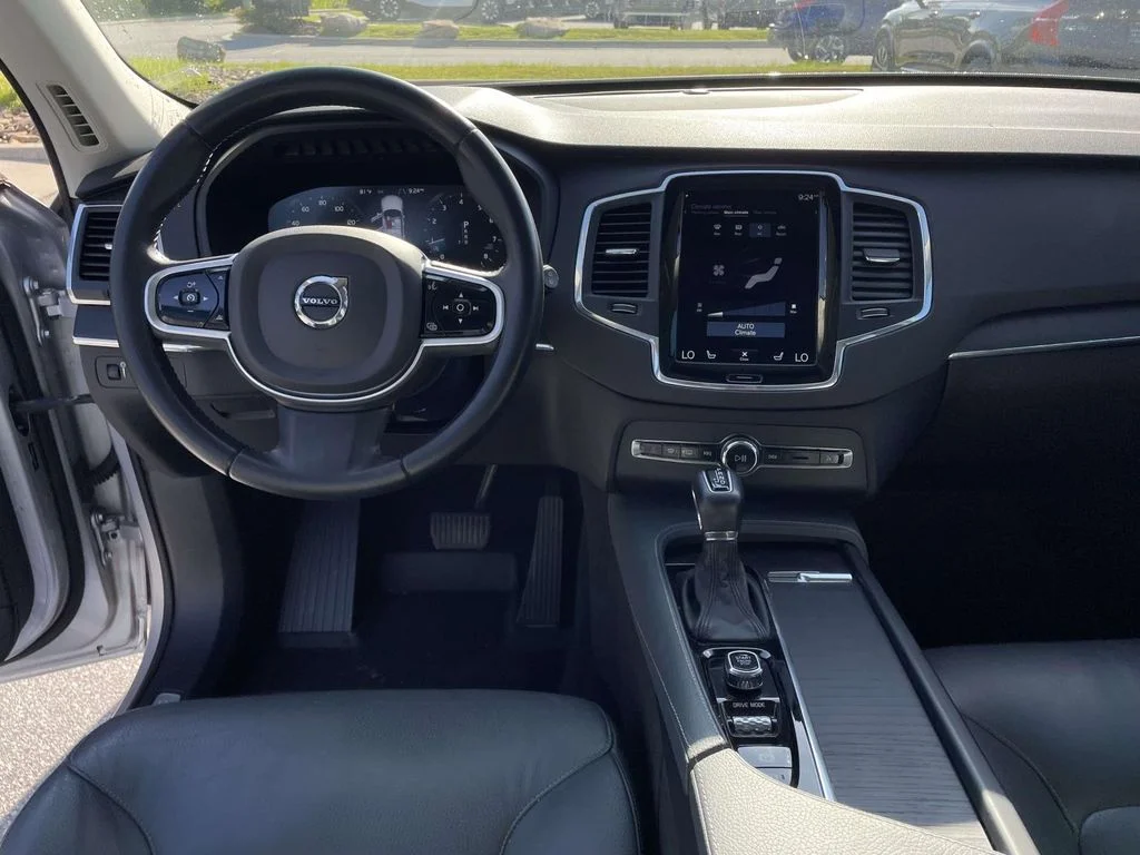 Used 2020 Bright Silver Metallic Volvo Momentum image 4
