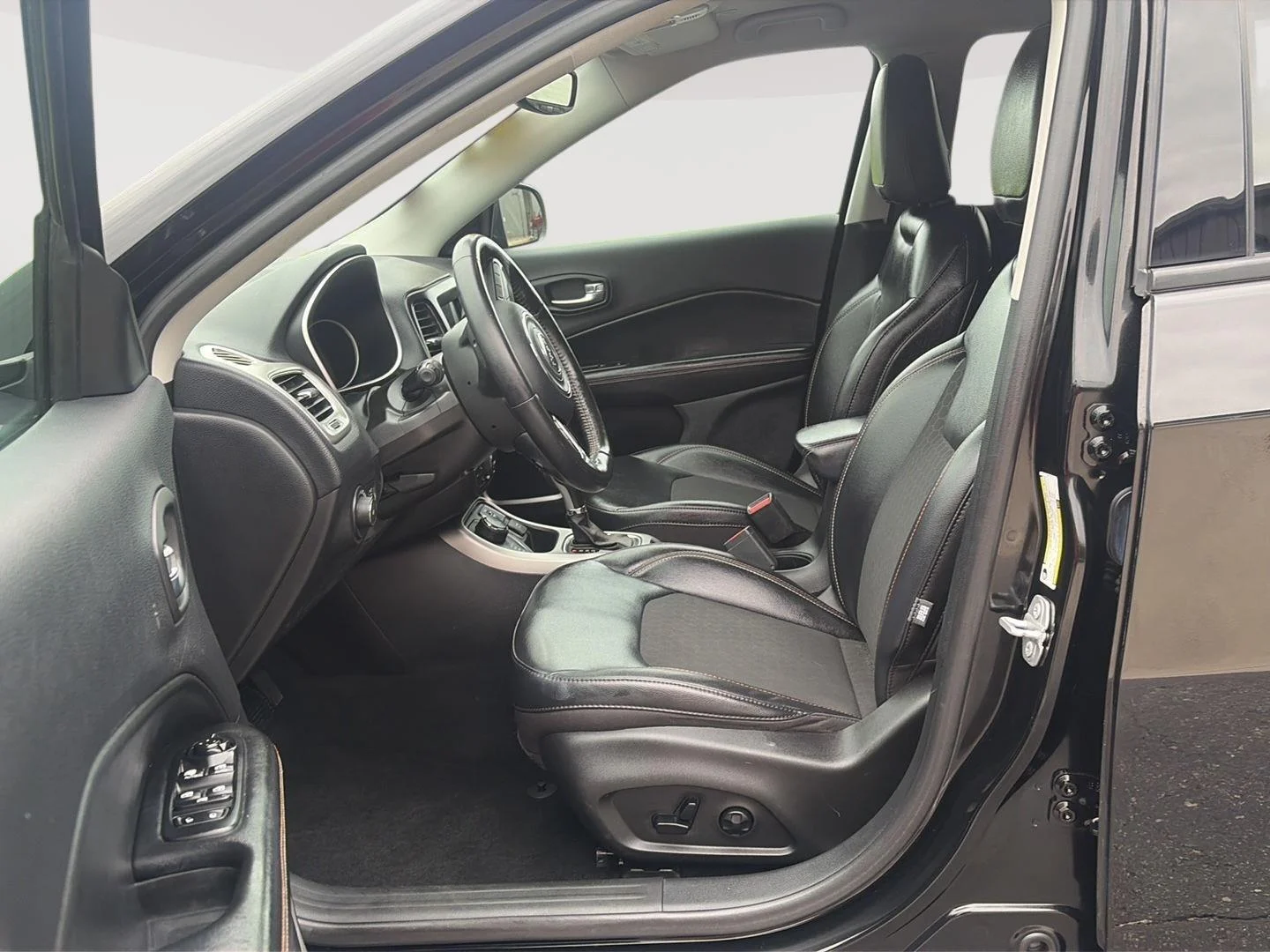 Certified Used 2019 Diamond Black Crystal Pearlcoat Jeep Latitude image 16
