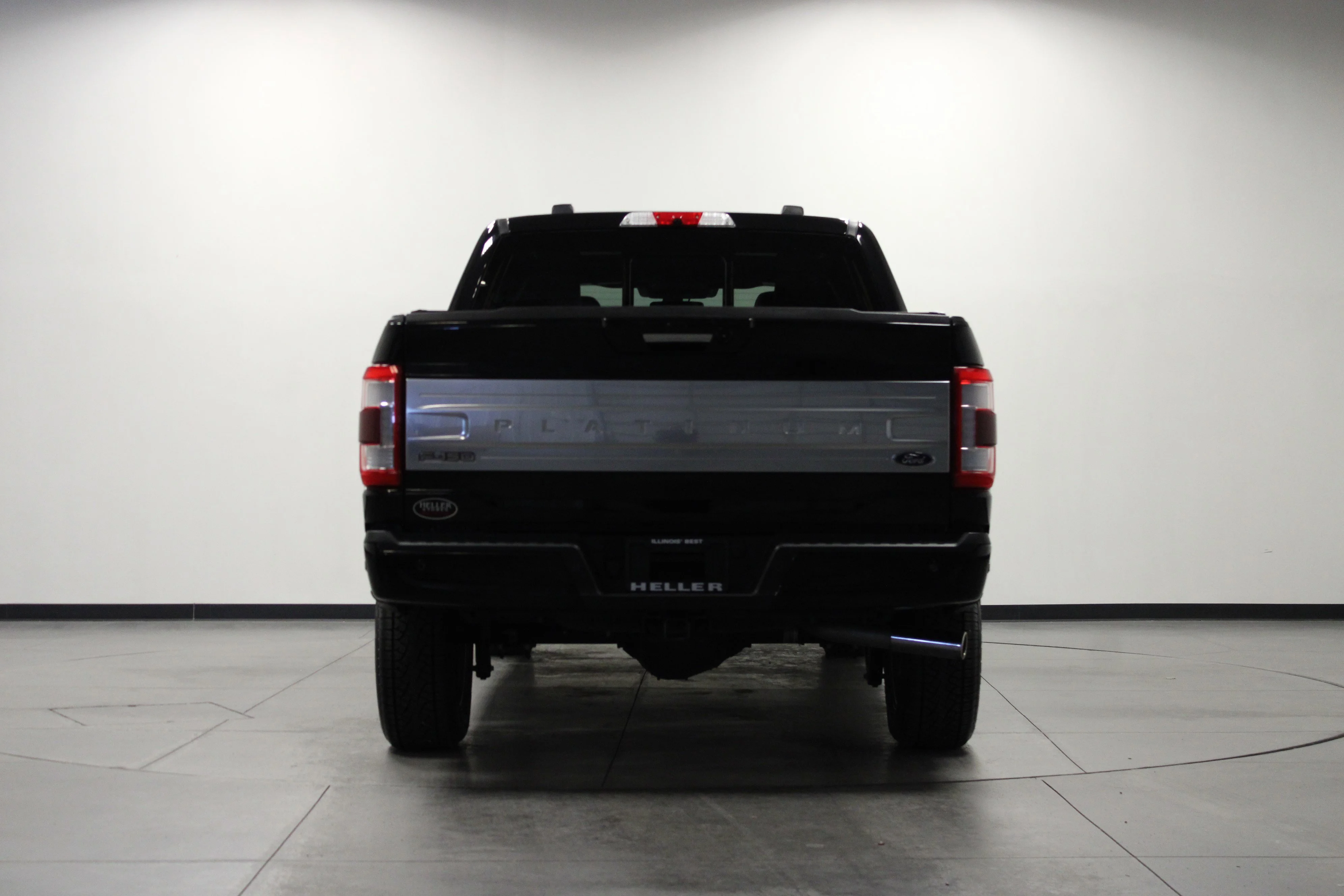 Used 2022 Black Metallic Ford Platinum image 5