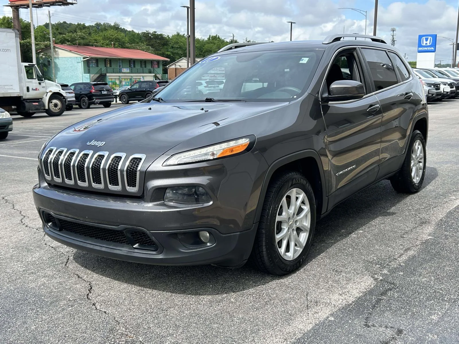 Used 2017 Gray Jeep Latitude FWD image 4