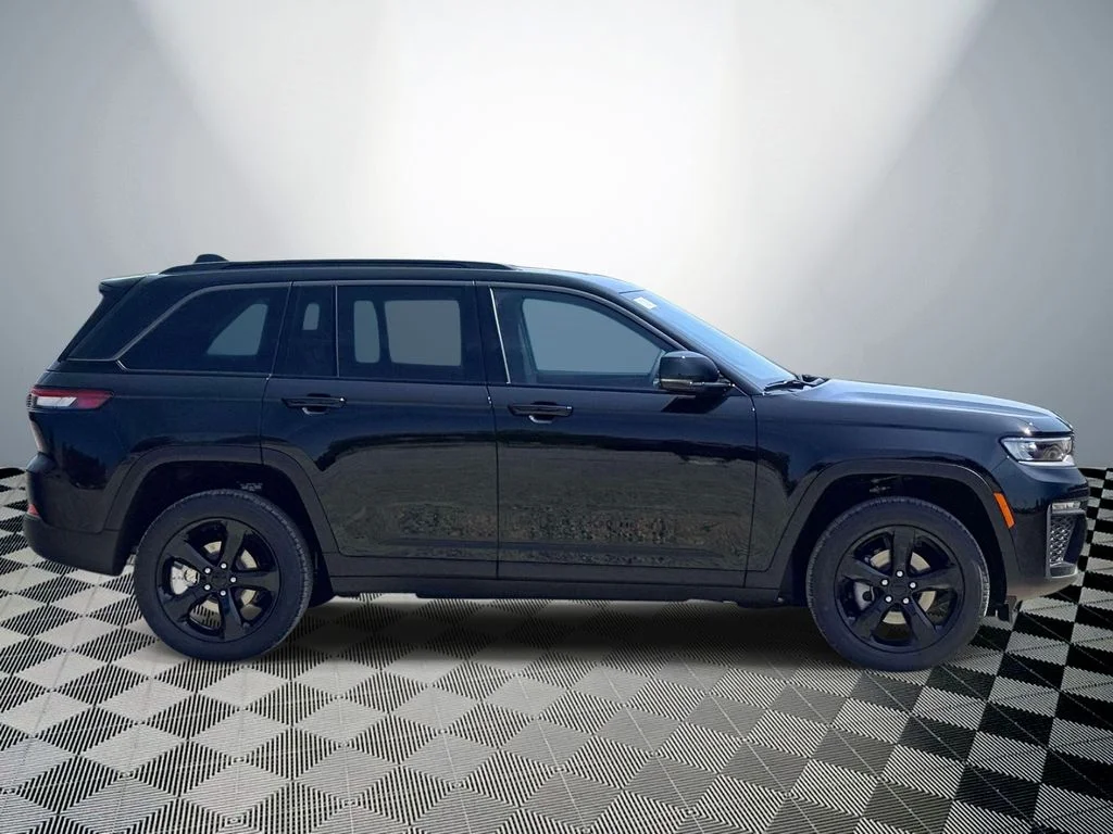 New 2026 Diamond Black Crystal Pearlcoat Jeep Limited image 6