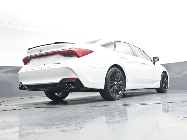 Used 2019 Pearl Toyota Touring image 33