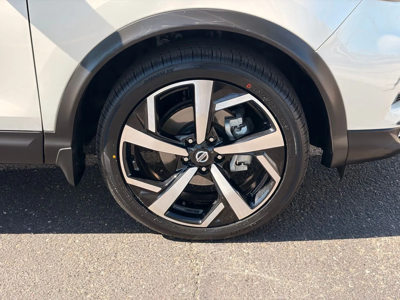 Used 2022 Pearl White Tricoat Nissan SL image 9