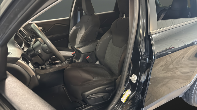 Used 2020 Diamond Black Crystal Pearlcoat Jeep Latitude image 9