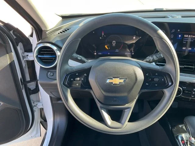 Used 2025 White Chevrolet LT image 9