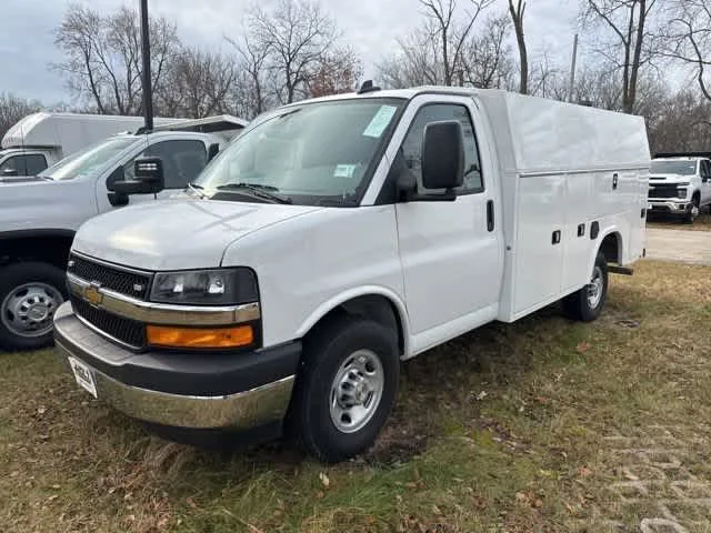 2025 Chevrolet Express Cutaway Base