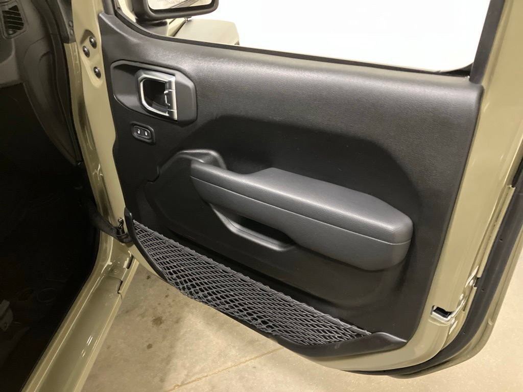 Used 2025 41 Jeep Sport image 17