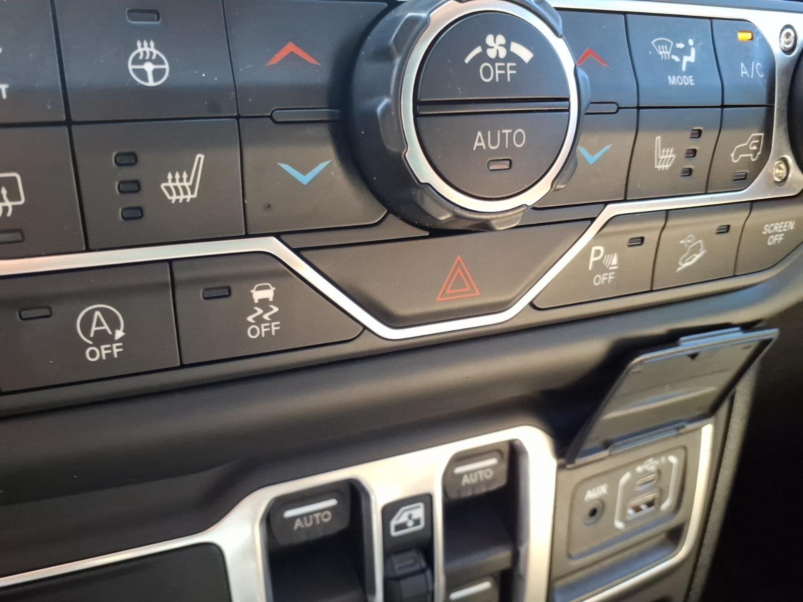 Used 2018 Punkn Metallic Clearcoat Jeep Sahara image 8