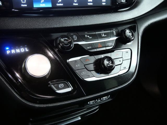 Certified Used 2025 Diamond Black Crystal Pearlcoat Chrysler Select image 19