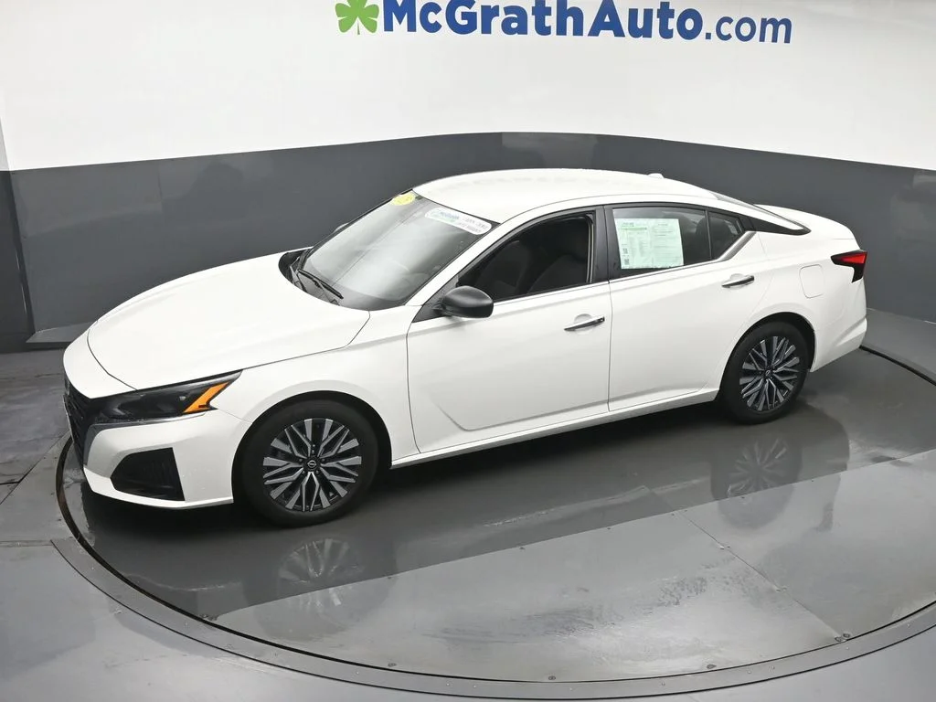 Used 2025 White Nissan 2.5 SV image 21