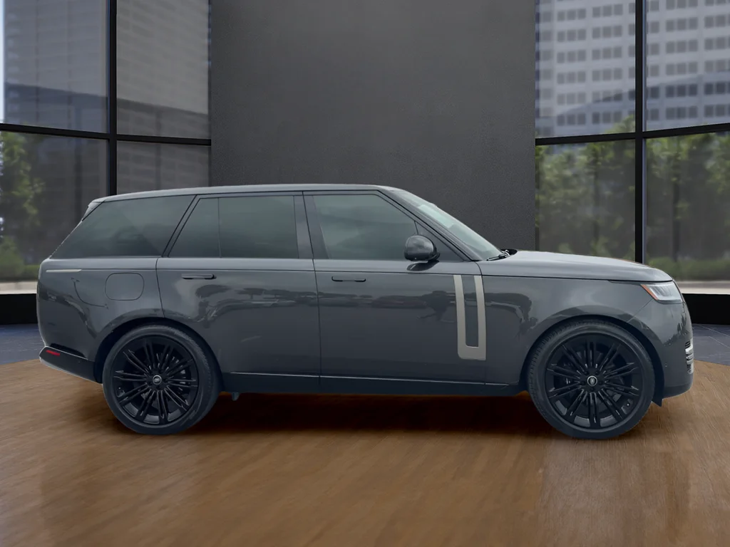 Used 2023  Land Rover SE image 4