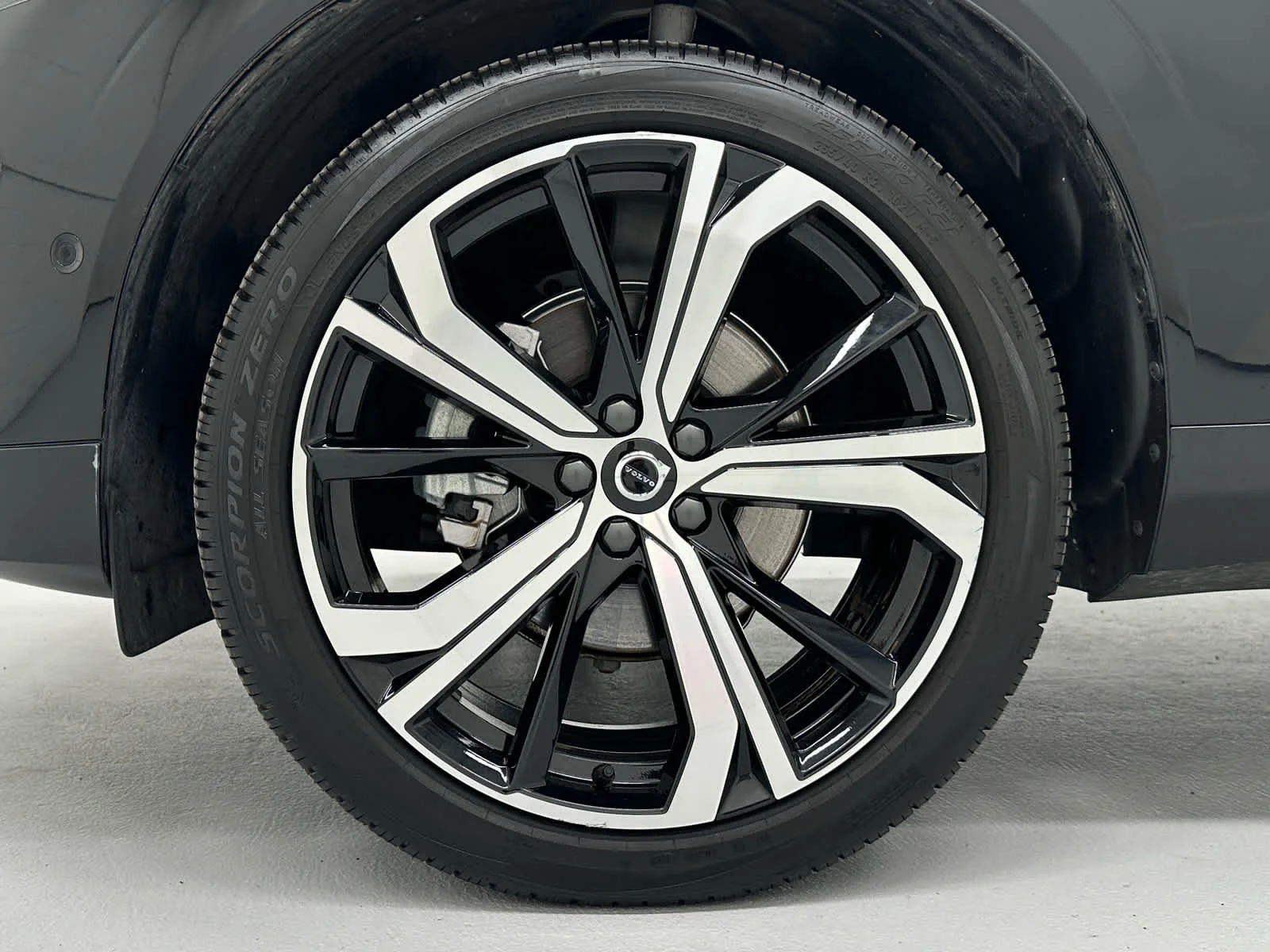 Used 2025 Onyx Black Metallic Volvo Ultra image 9