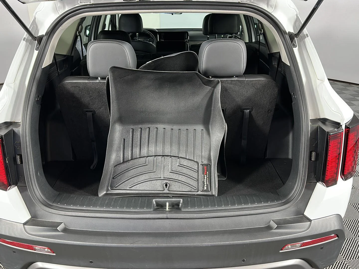 Used 2022 Glacial White Pearl Kia  image 11