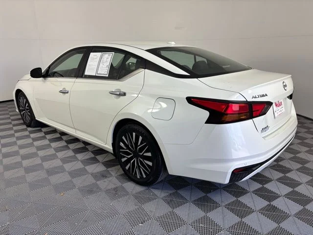 Used 2023 White Nissan 2.5 SV image 5