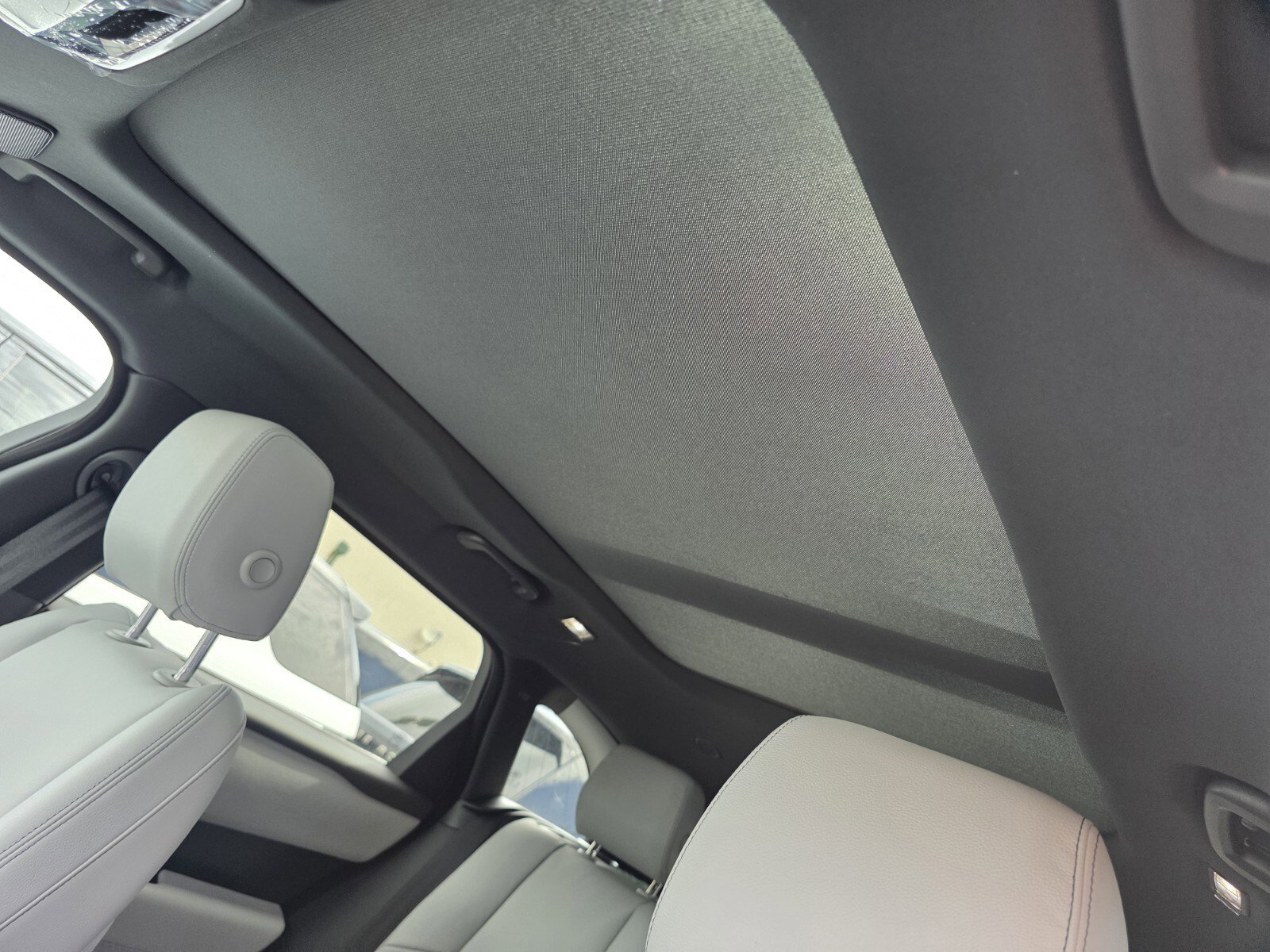 Used 2026 Fuji White Land Rover P250 Belgravia Edition image 13