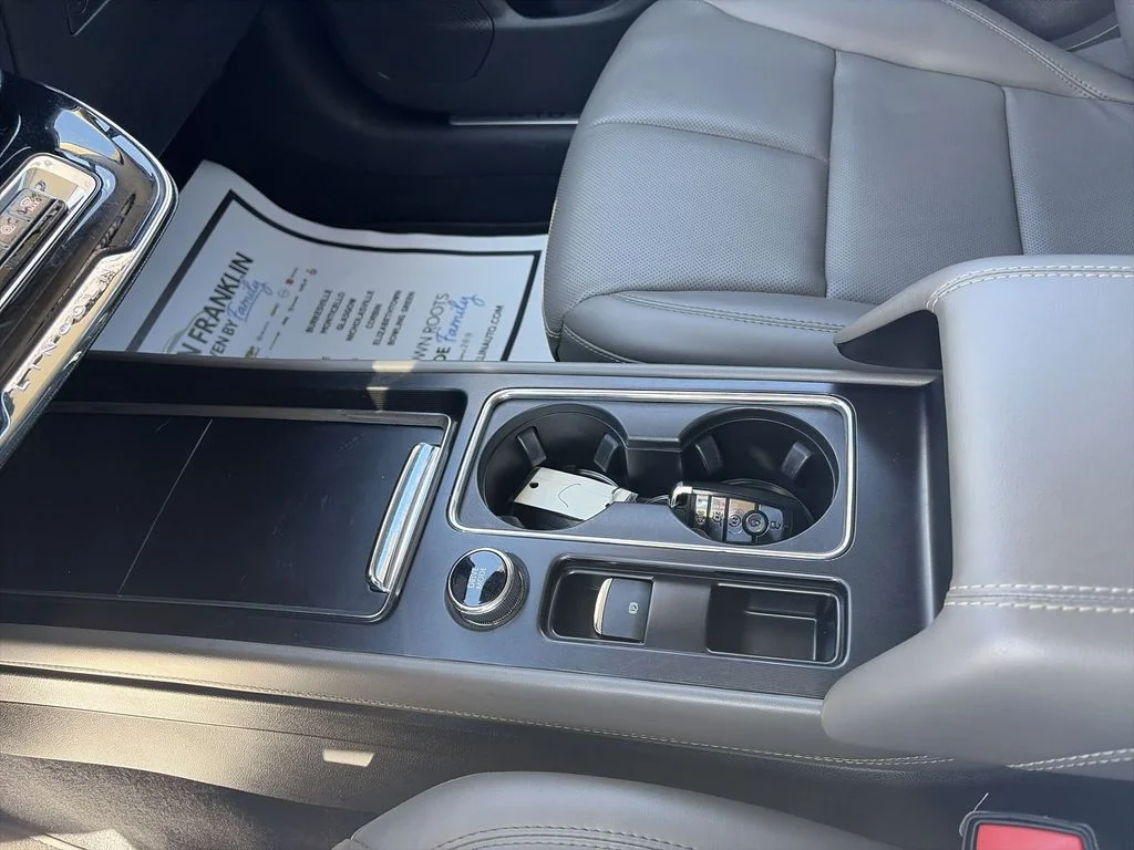 Used 2023 White Lincoln Standard image 21