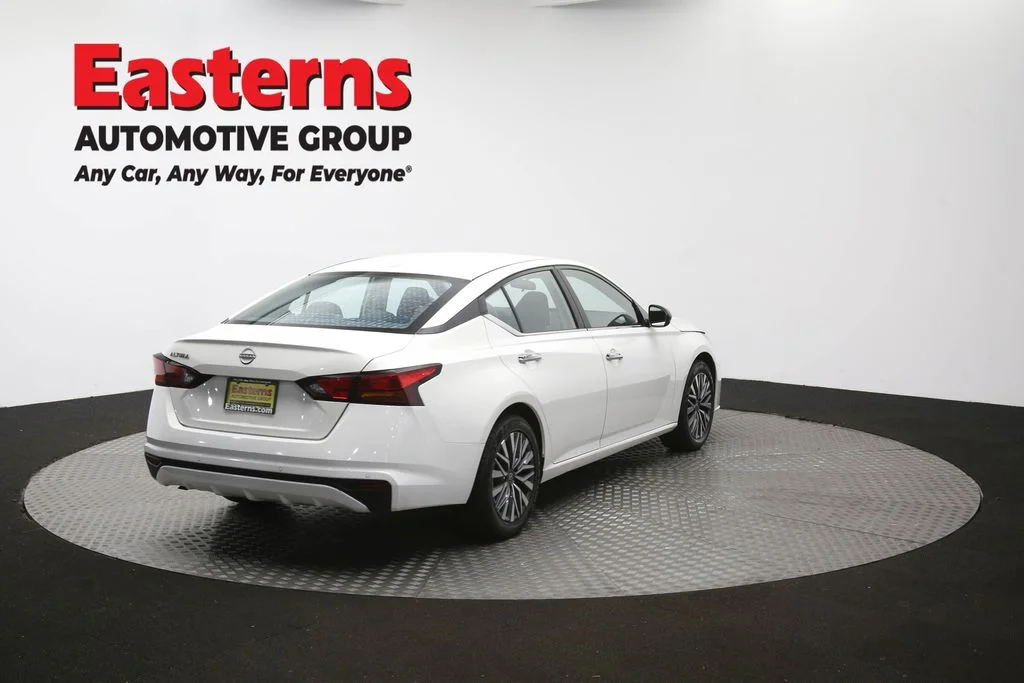 Used 2025 White Nissan 2.5 SV image 37