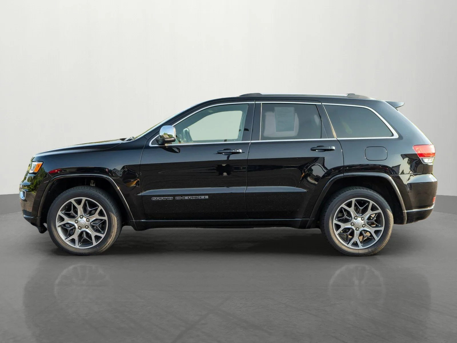 Used 2020 Diamond Black Crystal Pearlcoat Jeep Overland image 4