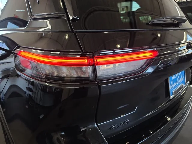 Used 2023 Diamond Black Jeep Altitude X image 32